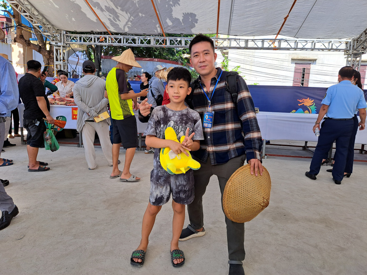 Hang van nguoi chen chan tai Le hoi choi trau Do Son-Hinh-9