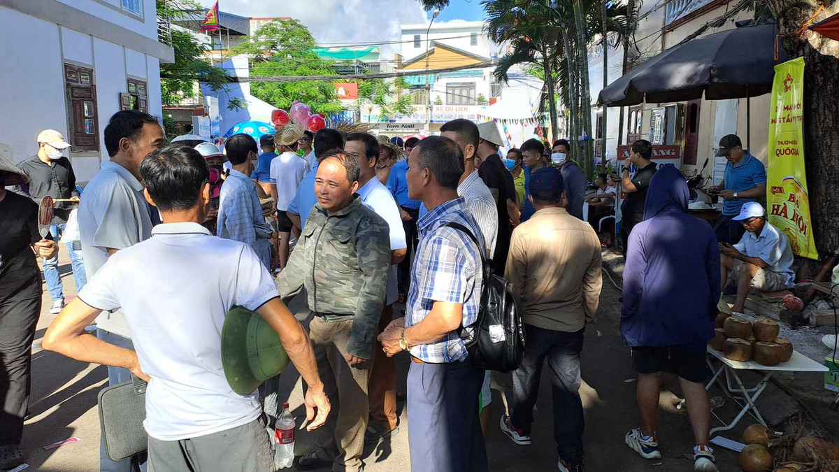 Hang van nguoi chen chan tai Le hoi choi trau Do Son