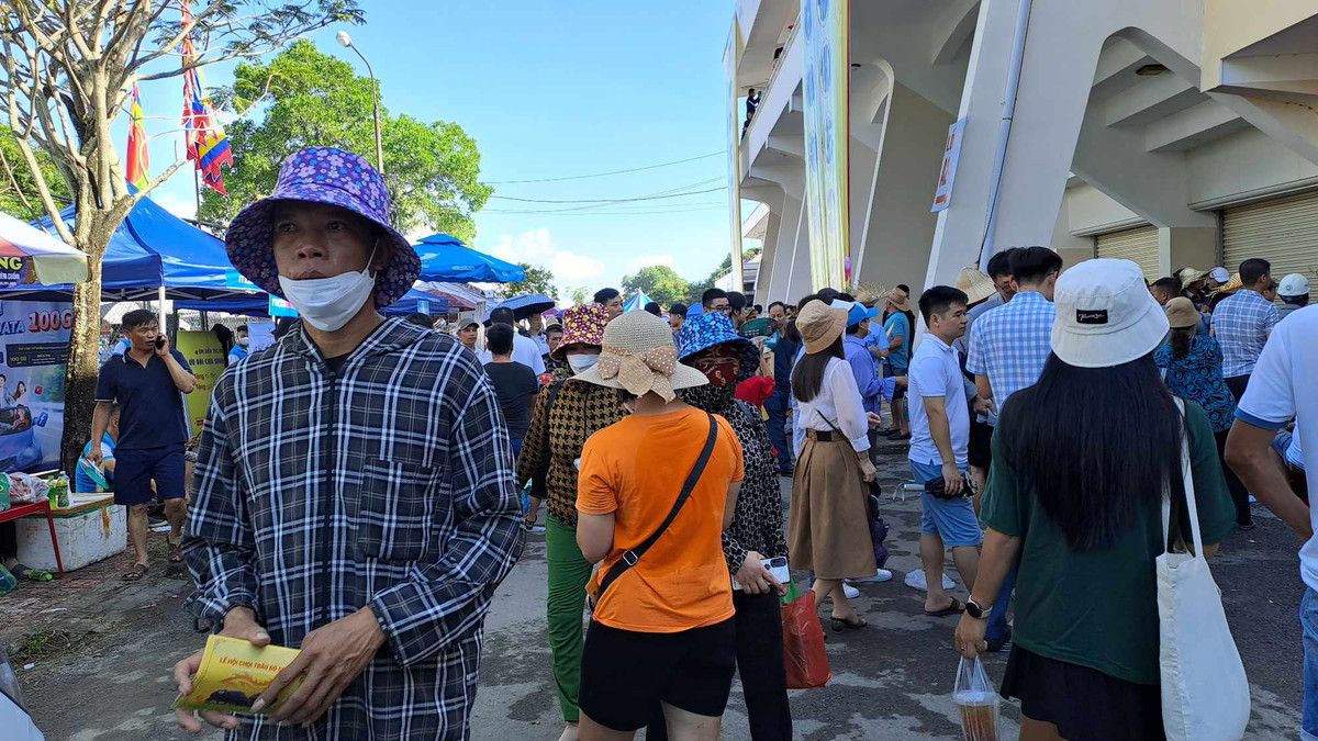 Hang van nguoi chen chan tai Le hoi choi trau Do Son-Hinh-4