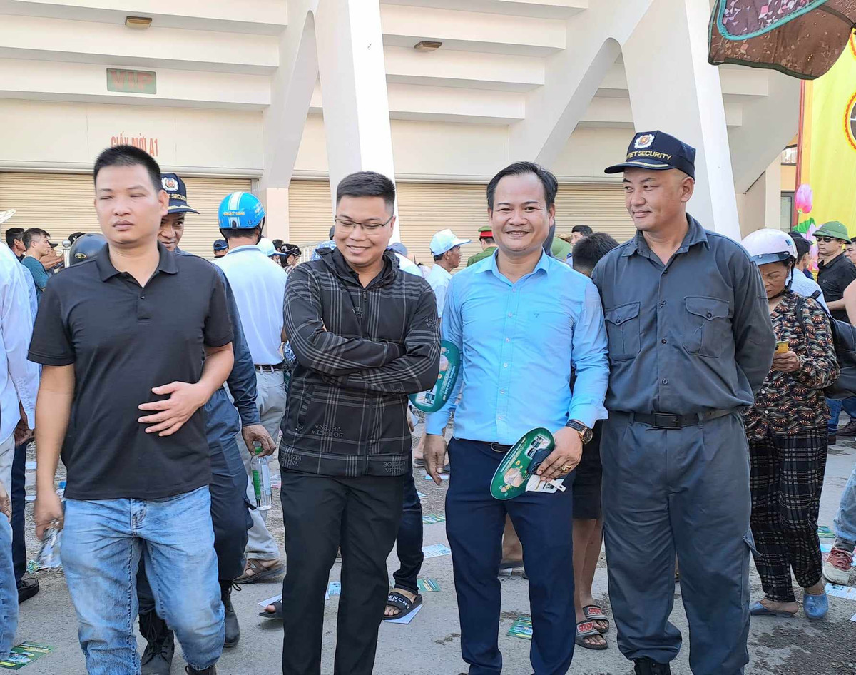 Hang van nguoi chen chan tai Le hoi choi trau Do Son-Hinh-7