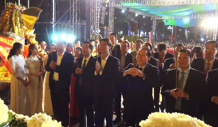 Đám rước xuất phát từ Đền Nghè và Đình An Biên đi qua các tuyến phố về quảng trường Tượng đài Nữ tướng. Tiếp đó, các đồng chí lãnh đạo thành phố, các ban, ngành, địa phương tiến hành lễ dâng hương tại Tượng đài Nữ tướng Lê Chân.