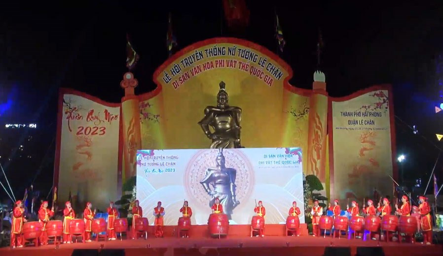 Trước khi diễn ra lễ khai mạc, lễ rước được thực hiện theo nghi thức truyền thống. Hai đoàn rước với sự tham gia của khoảng 1.500 người theo đúng nghi lễ truyền thống với các dàn bát âm, đội sanh tiền, dàn bát biểu, chấp kích, kiệu hoa, lọng che, kiệu võng, đoàn tế nữ quan…