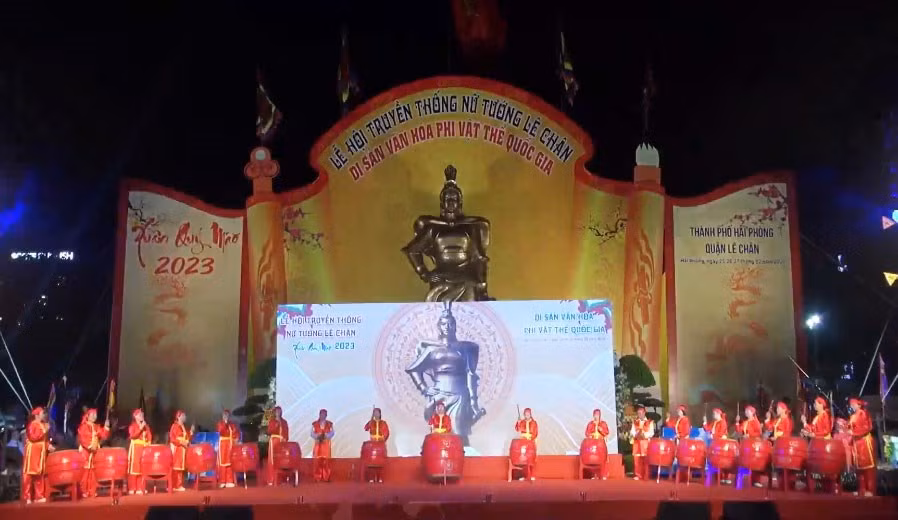 Trước khi diễn ra lễ khai mạc, lễ rước được thực hiện theo nghi thức truyền thống. Hai đoàn rước với sự tham gia của khoảng 1.500 người theo đúng nghi lễ truyền thống với các dàn bát âm, đội sanh tiền, dàn bát biểu, chấp kích, kiệu hoa, lọng che, kiệu võng, đoàn tế nữ quan…