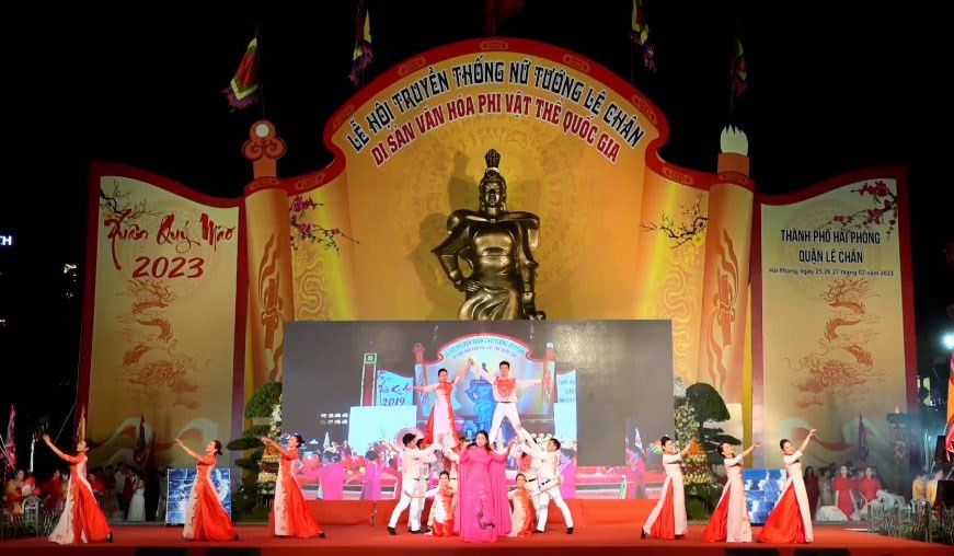 Tiếp đó, vào tối 26/2, tại khuôn viên Tượng đài Nữ tướng, quận Lê Chân tổ chức chương trình nghệ thuật “Huyền thoại miền cửa sóng”. Chương trình nghệ thuật được dàn dựng công phu, đặc sắc như câu chuyện kể về mảnh đất, con người Hải Phòng từ quá khứ, hiện tại và hướng đến tương lai.