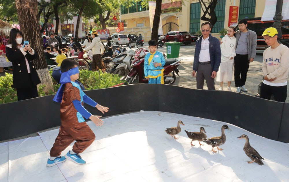 Tại lễ hội, các trò chơi dân gian được tái hiện.