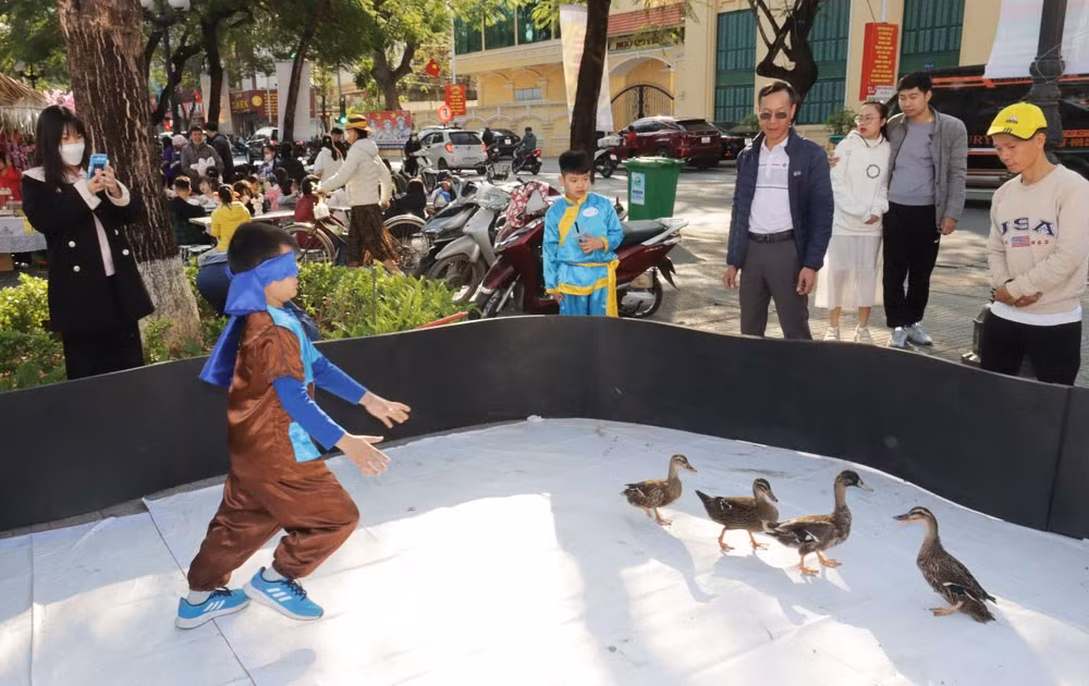 Tại lễ hội, các trò chơi dân gian được tái hiện.