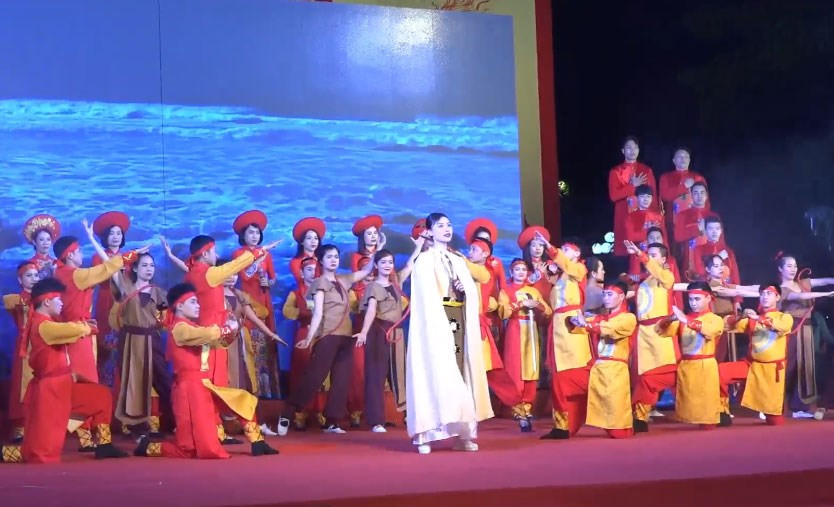 Tại Đình An Biên vào ngày 25/2 đã tổ chức chương trình "Tự hào văn hóa Việt" với các tiết mục biểu diễn đặc sắc mang đậm nét văn hóa lịch sử như hát ca trù, chầu văn, 1.000 trò chơi dân gian, viết thư pháp...