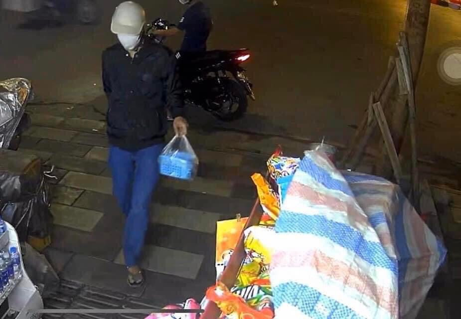 Đang điều tra vụ nữ chủ tiệm tạp hóa bị đổ sơn vào đầu Dang dieu tra vu nu chu tiem tap hoa bi do son vao dau