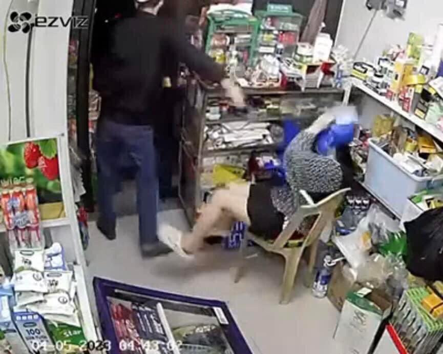 Đang điều tra vụ nữ chủ tiệm tạp hóa bị đổ sơn vào đầu - Hình 2 Dang dieu tra vu nu chu tiem tap hoa bi do son vao dau-Hinh-2