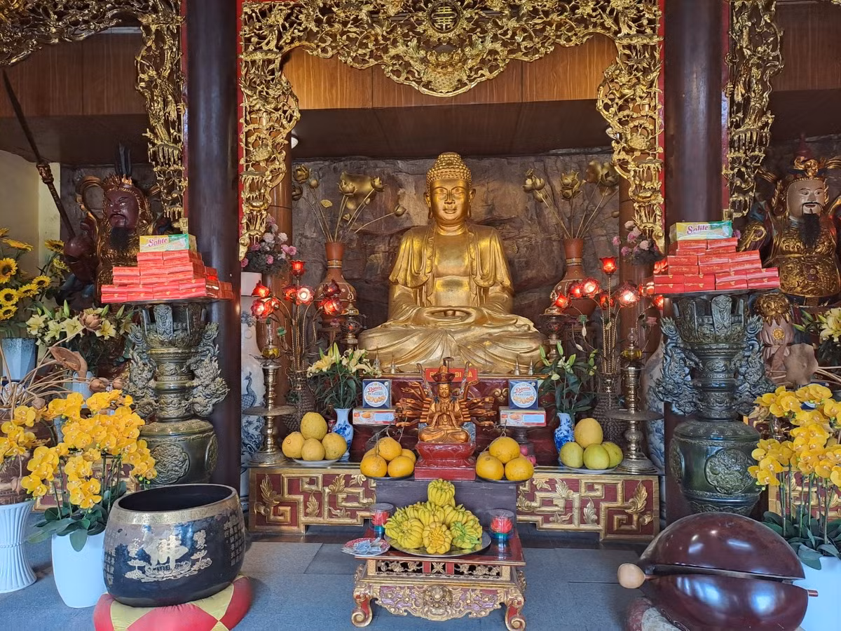 Lễ hội Chùa Hang được tổ chức hàng năm từ ngày mùng 1 - 6 tết Âm lịch, gồm 02 phần: Lễ và hội với mong muốn cầu cho quốc thái dân an, mưa thuận gió hòa, nhân dân an lạc, đời sống yên lành, hạnh phúc.