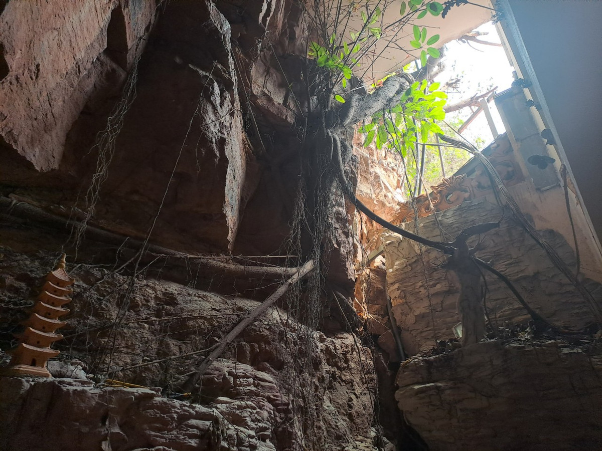 Ban đầu chùa được xây dựng trong một hang đá, có chiều cao là 3.5m và rộng 7m, càng vào sâu bên trong thì chùa càng thu hẹp dần diện tích.