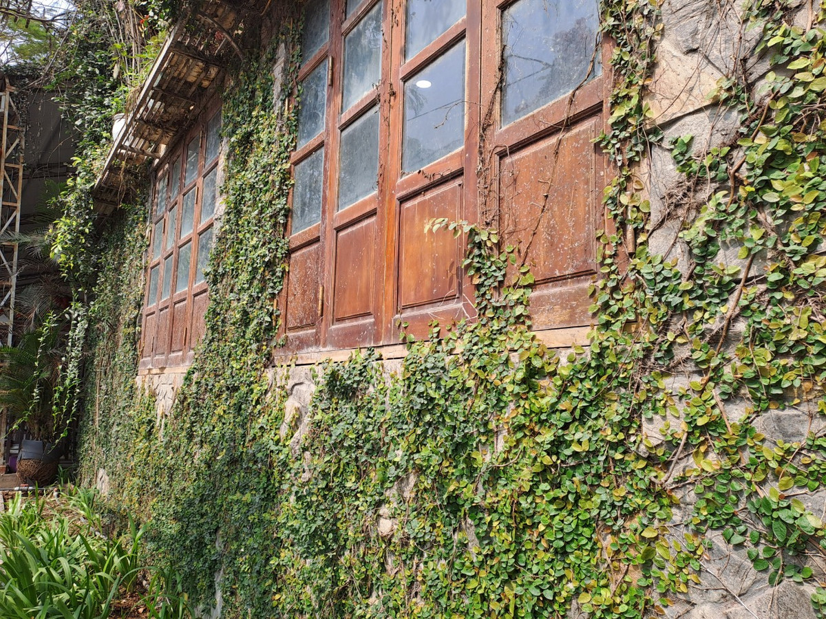 Trong chiến tranh, dân tản cư, chùa gần đồn Tây nên cảnh chùa càng hoang vắng. Năm 1967, tiểu đoàn công binh đã phá rộng lòng hang chừng 8m để cất giấu tài liệu, phía ngoài xây tường bảo vệ che cửa hang. Vì vậy, những bài thơ đề vịnh Chùa Hang khắc trên vách đá, cùng bệ thờ đá đều bị hỏng.