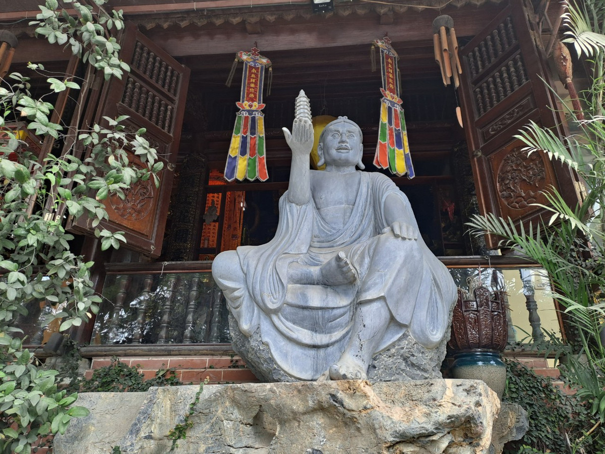 Theo ghi chép, ở thế kỷ thứ 2 TCN, một nhà sư từ Thiên Trúc đã đi cùng các thương gia sang Giao Châu (vùng đất Việt Nam ngày nay) để truyền bá đạo Phật. Chính ông đã dừng lại tại đây, chọn một hang đá để cư trú và mở chùa, đó chính là Cốc Tự cổ và ngày nay gọi là chùa Hang.