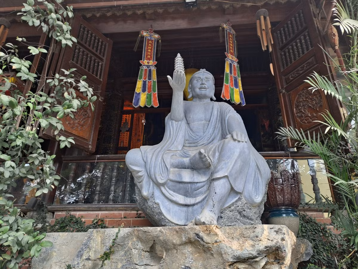 Theo ghi chép, ở thế kỷ thứ 2 TCN, một nhà sư từ Thiên Trúc đã đi cùng các thương gia sang Giao Châu (vùng đất Việt Nam ngày nay) để truyền bá đạo Phật. Chính ông đã dừng lại tại đây, chọn một hang đá để cư trú và mở chùa, đó chính là Cốc Tự cổ và ngày nay gọi là chùa Hang.