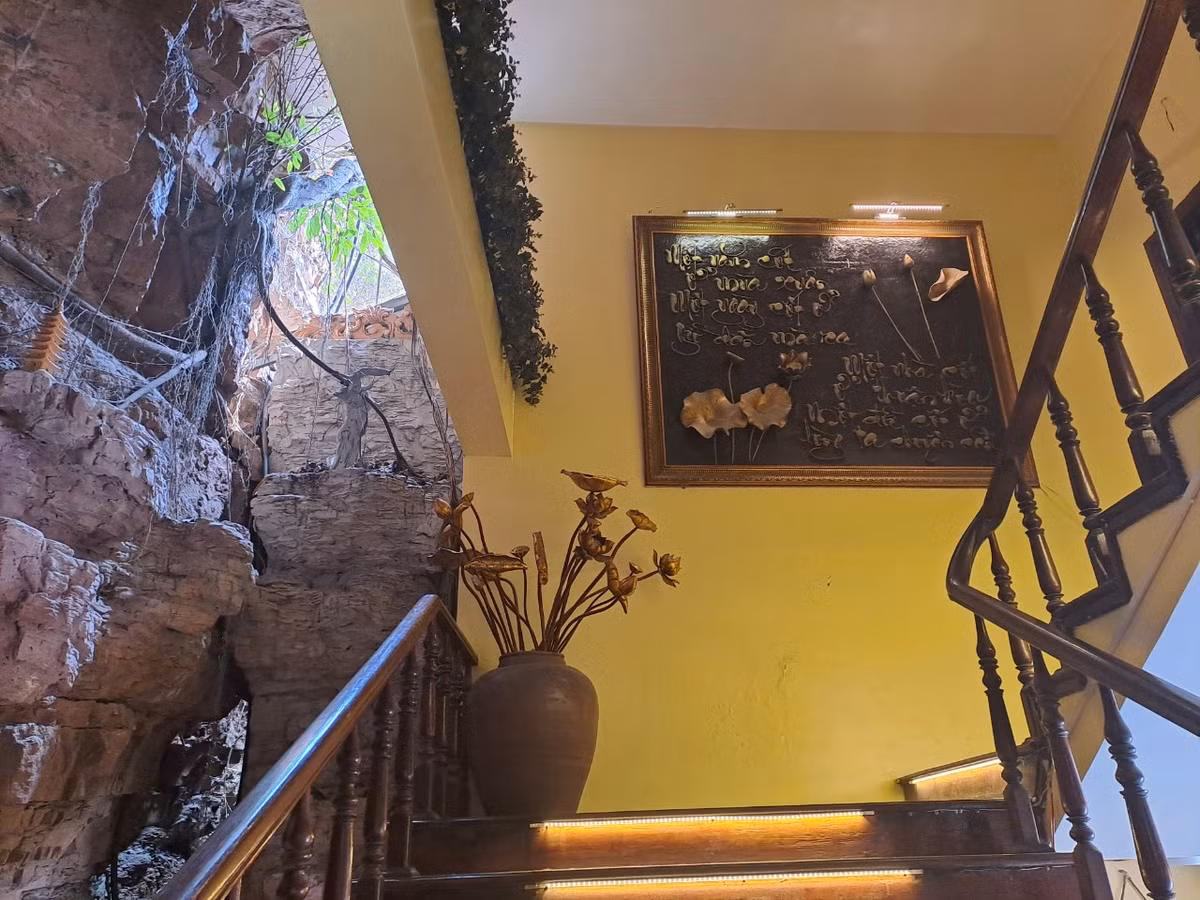 Trước kia chùa có bàn thờ đá, tượng Adiđà, bát hương đều bằng đá. Năm 1930, Tuần phủ tỉnh Bắc Giang Đặng Quốc Giám xin được lô đất gần chùa đã cho phá núi để xây biệt thự và đục mở rộng cửa hang nhưng nghe nói "bị thần núi Cô Tiên quở” nên lại thôi.