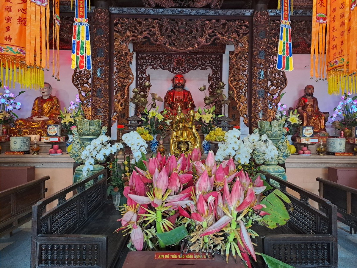 Theo nhiều nhà nghiên cứu ở Việt Nam, Chùa Hang Đồ Sơn có khả năng được xây dựng từ trước công nguyên, cụ thể là vào thế kỷ thứ 2.