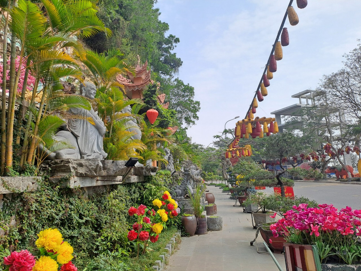 Sau khi đã trải qua nhiều lần trùng tu, hiện nay chùa Hang mới được di chuyển và xây dựng lại cách chùa cũ khoảng 100m.