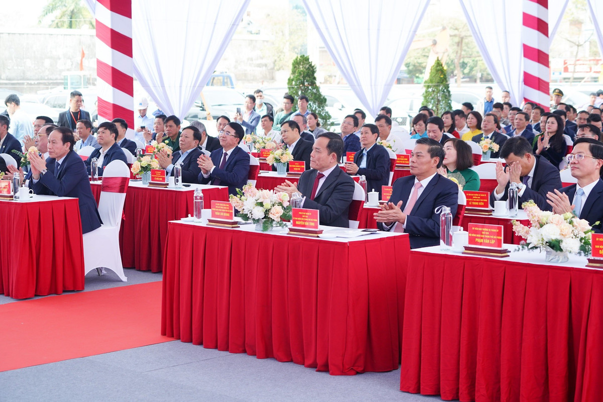 Sáng 7/3, UBND thành phố Hải Phòng tổ chức Lễ khởi công Dự án Khu nhà ở xã hội tại Tổng kho 3 Lạc Viên (số 142 Lê Lai), phường Máy Chai và phường Cầu Tre, quận Ngô Quyền. Phó Thủ tướng chính phủ Trần Lưu Quang đã tới dự và phát lệnh khởi công Dự án.