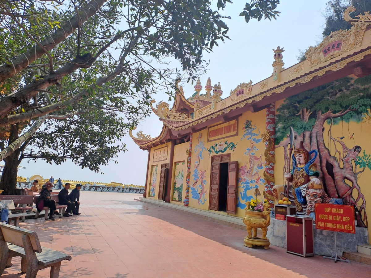 Vào năm 1736, chúa Trịnh Giang về kinh lý Ðồ Sơn. Chúa cùng đoàn người dạo thắng cảnh bằng thuyền rồng trên núi Ðộc. Xúc động trước tiếng hát mượt mà, chúa truyền cho quân lính đi tìm người hát. Khi gặp được bà với vẻ đẹp nghiêng nước nghiêng thành, chúa yêu mến và quyến luyến không rời. Khi về kinh đô, chúa có hẹn ngày về đón bà.