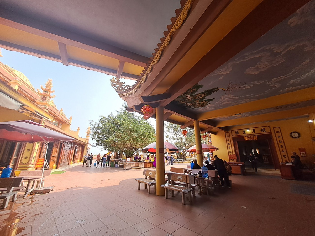 Khác với những lễ hội khác, khi đến hành lễ tại Đền Bà Đế, rất hiếm khi thấy bói toán hay các hoạt động mê tín dị đoan. Vì vậy, nơi đây được đánh giá là một trong những khu di tích lịch sử văn hóa, lành mạnh và trang nghiêm của Hải Phòng nói riêng cũng như cả nước nói chung.