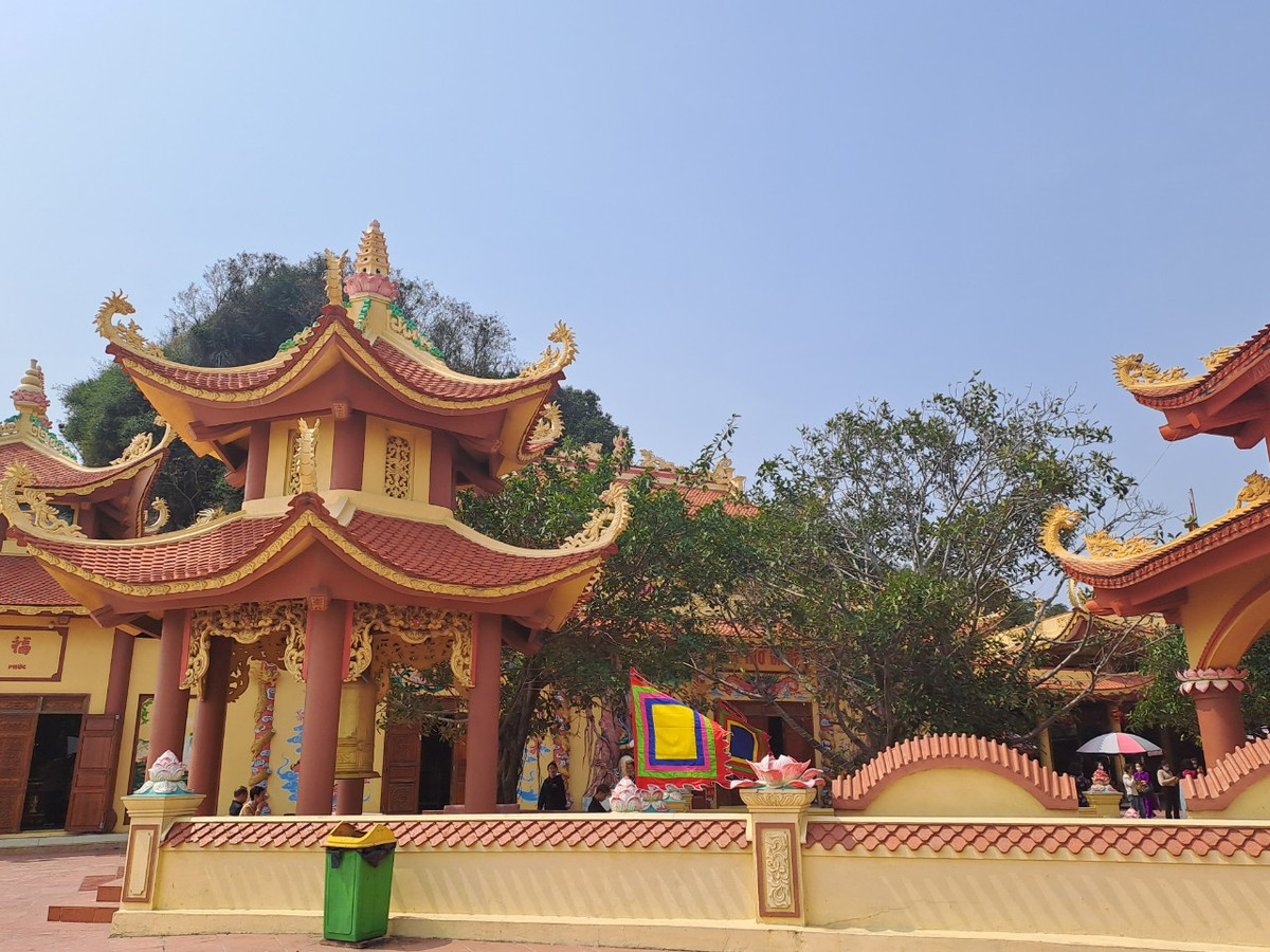 Sau một tháng, thuyền hoa của chúa về rước bà về kinh. Biết chuyện oan khuất, chúa Trịnh Giang cho xây đền, lập đàn giải oan cho bà. Sự tôn nghiêm của ngôi đền bảo vệ ngôi làng khỏi những tên cướp biển và kẻ xấu. Ðền bà được vua Tự Ðức về thăm ban sắc phong: Ðông Nhạc Ðế Bà - Trịnh chúa phu nhân