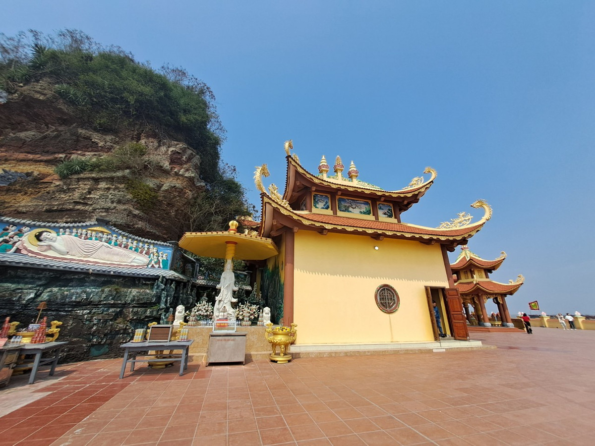 Nép mình vào lưng núi, trước mặt là biển khơi bao la, phong cảnh và địa thế đền bà Đế tạo nên một kỳ quan thiên nhiên vô cùng độc đáo. Đứng tại đền bà Đế, du khách có thể ngắm nhìn biển lăn tăn sóng, chiêm ngưỡng cảnh hoàng hôn buông xuống và cảm thấy bình yên đến lạ.