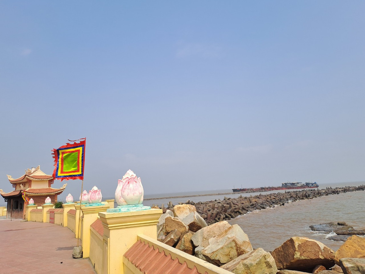 Trước khi chết, bà ngửa mặt lên trời khóc than rằng: "Phận gái thân cô, gặp chúa yêu thương tôi đâu dám chống, nhìn mẹ cha, hàng xóm tôi đâu dám quên. Xin trời phật chứng giám cho lòng con. Khi con bị dìm xuống nước, nếu có oan ức, trời phật cho con nổi lên ba lần". Quả nhiên bà nổi lên ba lần, mọi người ai nấy đều kinh sợ.