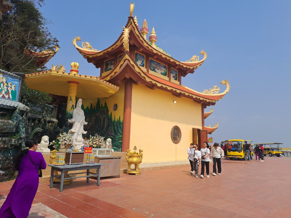 Đền Bà Đế nổi tiếng linh thiêng, nhưng không biết từ bao giờ lại gắn liền với lời đồn các đôi yêu nhau hễ cứ đến đền về là chia tay. Cũng chính bởi lời đồn đại bắt nguồn từ những câu chuyện hư hư thực thực được truyền miệng, nên bao nhiêu năm nay, nhiều đôi trai gái yêu nhau không dám đi lễ đền Bà Đế.