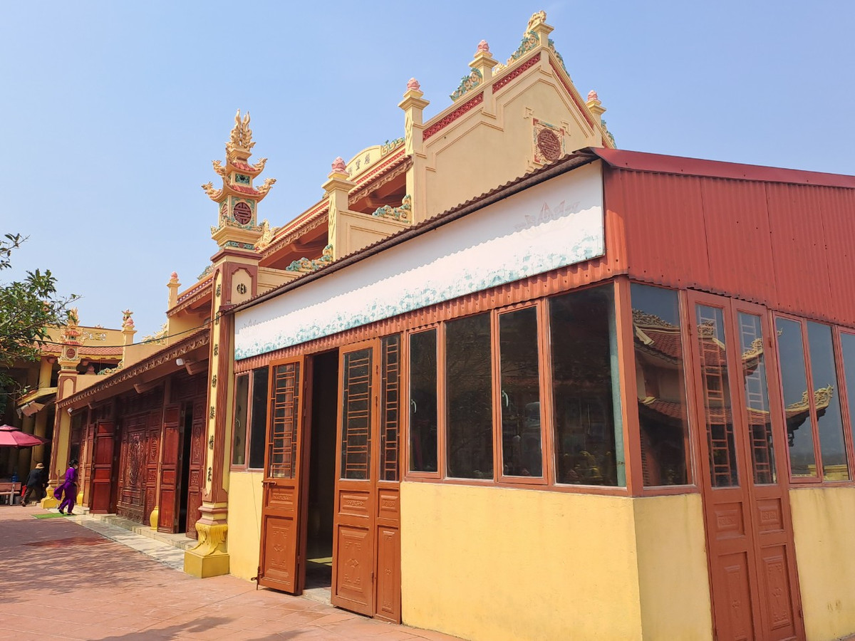 Tương truyền, vào năm 1718, ở phía đông nam vùng Ngọc Ðồ Sơn có đôi vợ chồng họ Ðào, đã hai mươi năm không có con. Hai vợ chồng tu thân, tích đức, cầu xin trời phật cho một mụn con.