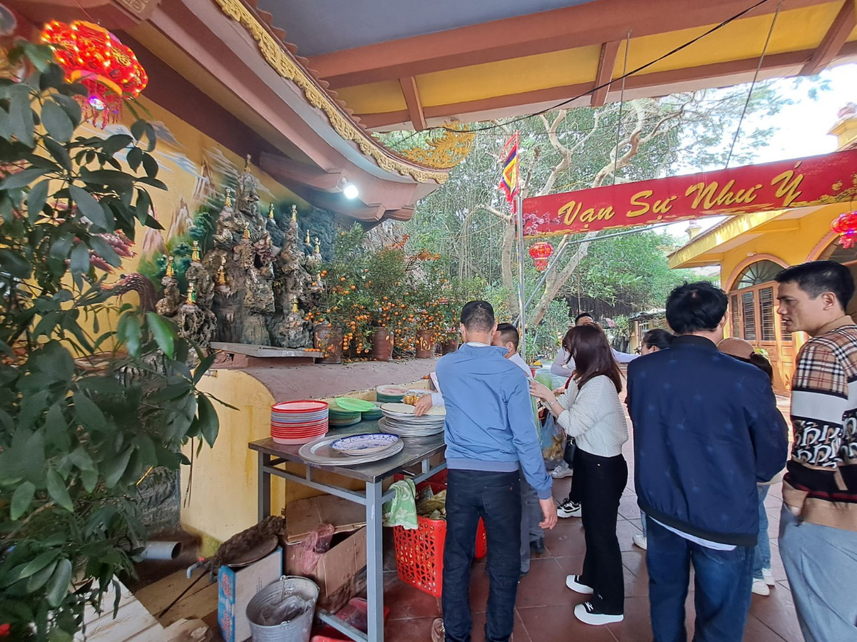 Hàng năm, lễ hội đền Bà Đế được diễn ra vào 3 ngày 24, 25, 26 tháng 2 âm lịch. Trong đó, ngày 24 và ngày 25 là lễ tạ Đức Bà, ngày 26 sẽ là khai xuân và cúng cơm tại Đền.