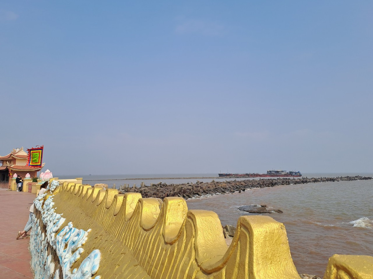 Bà mang thai, trong lòng rất lo sợ, ngày đêm trông ngóng thuyền hoa của chúa. Hàng tổng biết chuyện đòi phạt tiền. Nhà nghèo không có tiền nộp phạt, hàng tổng đem bà ra khu núi Ðộc rồi dìm bà xuống biển.