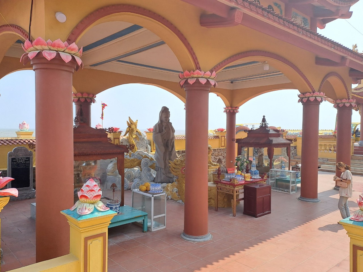 Bà Ðế rất khéo tay, siêng năng mọi việc. Hàng ngày bà đi chăn trâu, cắt cỏ, tay làm, miệng hát, tiếng hát ngân vang cả núi rừng. Người ta nói rằng, tiếng hát của bà làm chim ngừng hót, sóng ngừng vỗ, đất trời lặng đi để lắng nghe.