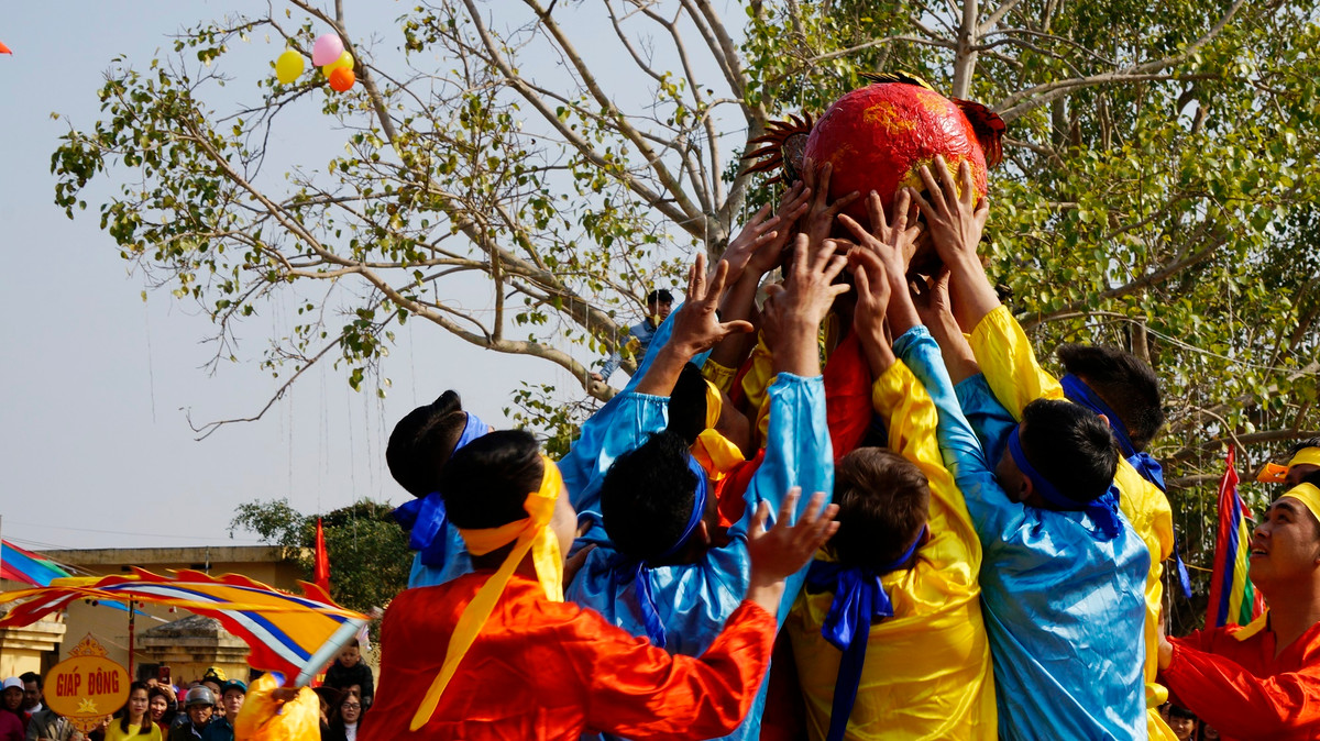 Ngay xuan ve Hai Phong xem hoi chay da, vat cau-Hinh-2