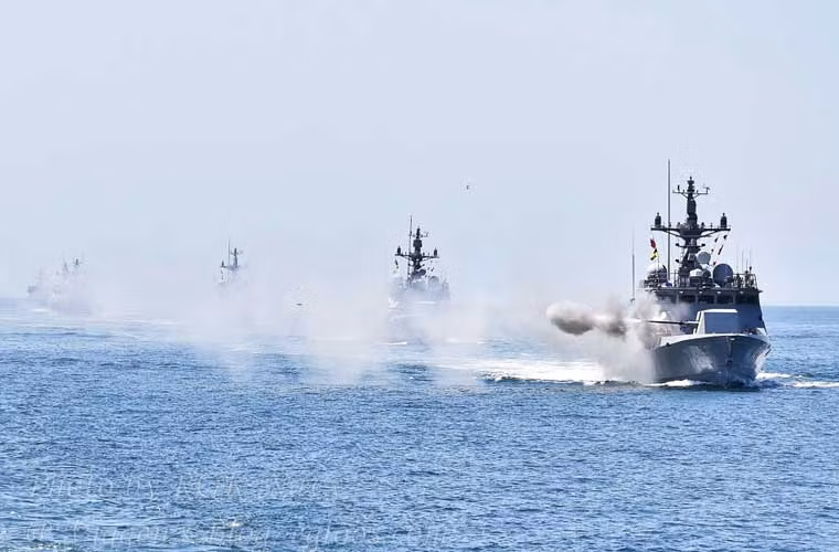 Lớp tàu này được trang bị hai kiểu pháo hạm gồm một loại có tháp pháo tròn và một loại có kết cấu góc cạnh do Hyundai Wia sản xuất. Trong ảnh, một chiếc Gumdoksuri trang bị pháo Hyundai Wia 76mm có kết cấu góc cạnh tối ưu khả năng tàng hình nã đạn.