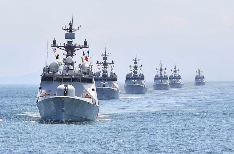 Đáng lưu ý, chiếc tàu đầu tiên thuộc lớp Gumdoksuri được mang tên sĩ quan Yoon Youngha thiệt mạng trong trận hải chiến Yeonpyeong II. Vì vậy, không lạ khi lớp tàu này được tin tưởng giao nhiệm vụ tập trận kỷ niệm trận chiến.