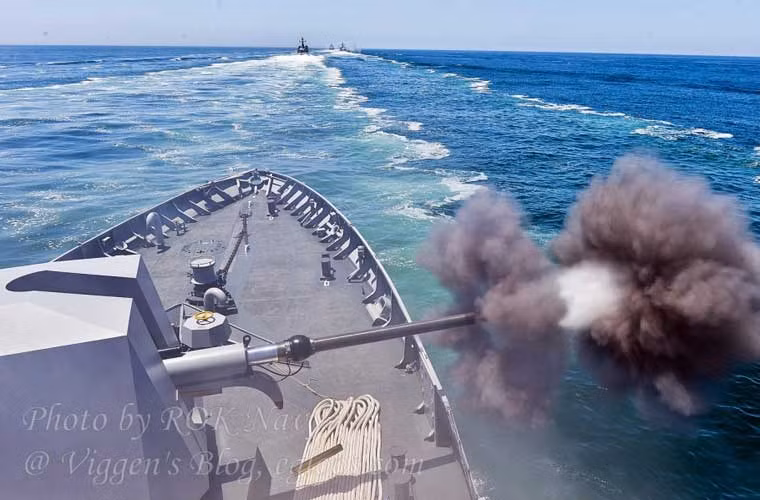 Trận hải chiến Yeonpyeong diễn ra vào ngày 27/6/2002, khi đó hai tàu tuần tra Triều Tiên vượt qua đường giới tuyến phía Bắc và không chịu rút ra sau khi tàu chiến Hàn Quốc yêu cầu. Một cuộc đọ pháo đã nổ ra giữa tàu Triều Tiên và Hàn Quốc kéo dài khoảng vài chục phút. Kết quả cuộc hải chiến, phía Hàn Quốc mất một tàu, chết 6, bị thương 18, trong khi Triều Tiên chỉ bị hư hại một tàu, chết 13, bị thương 25.