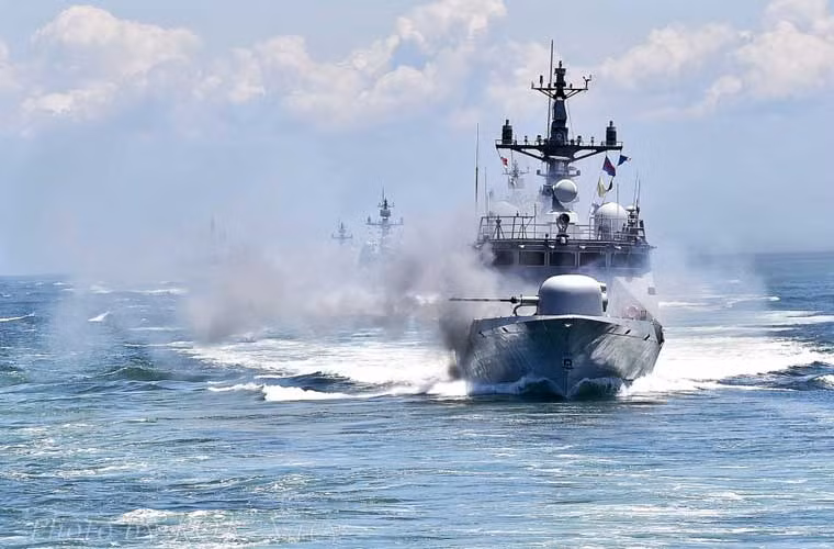 Trong ảnh, hệ thống pháo hạm OTO Melara 76mm trên tàu tuần tra Gumdoksuri đang nã đạn dữ dội vào mục tiêu giả định trên biển.