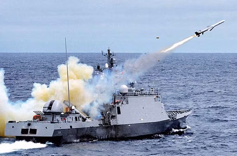 Ngoài hệ thống pháo hạm mạnh mẽ, trên các tàu chiến Gumdoksuri của Hàn Quốc được trang bị bốn tên lửa chống hạm SSM-700K đạt tầm phóng 150km.