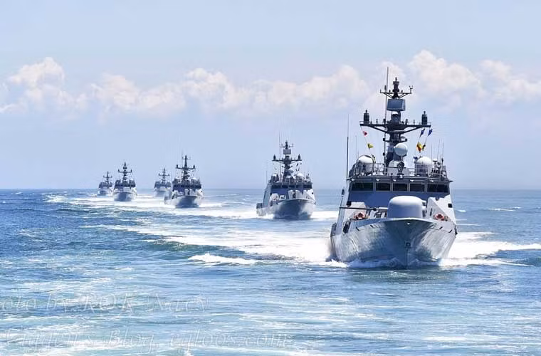 Lớp tàu tuần tra Gumdoksuri có lượng giãn nước 570 tấn, dài 63m, rộng 9m, thủy thủ đoàn 40 người. Tàu được trang bị hệ động lực kết hợp hai máy tuốc bin khí và hai máy diesel cùng động cơ water jet cho tốc độ tối đa tới 41,5 km/h.