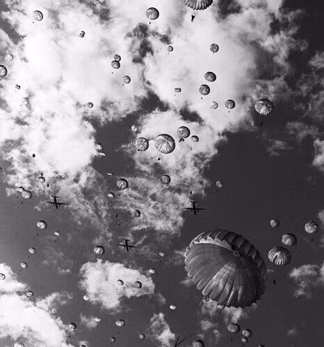 Lực lượng lính dù Quân đội Trung Quốc đổ bộ đường không trong tập trận.