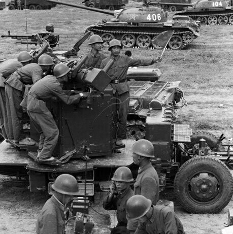 Các khẩu đội cao xạ pháo làm nhiệm vụ bảo vệ đơn vị bộ binh – thiết giáp hành quân.