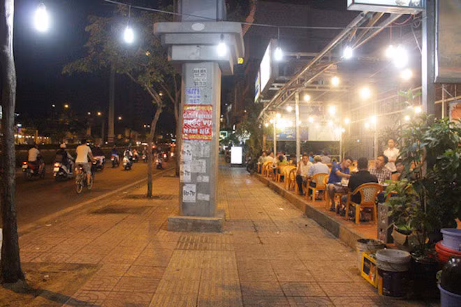 Đường Phạm Văn Đồng được mệnh danh là khu ăn uống sầm uất của TP.HCM với rất nhiều quán ăn dọc hai bên đường kéo dài hàng km. Các quán ăn ở đây có thực đơn rất đa dạng và được chế biến nhanh chóng, ăn hợp khẩu vị. Tất nhiên, cũng như những khu ăn uống khác, bạn nên tìm hiểu kỹ một quán ăn cụ thể trước khi vào.