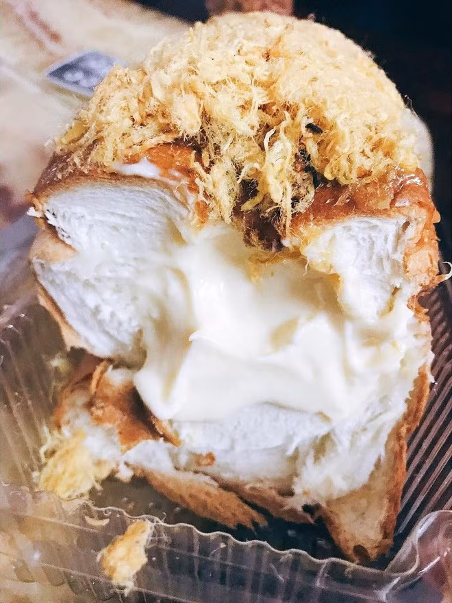 Bánh khá to, loại nhỏ nhất cũng đủ 2 người ăn no. Thêm nữa, nhân phô mai trong bánh khá béo nên dễ ngán.