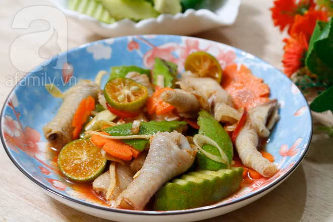 Nếu là người mê ăn vặt, dù chưa nếm thì chỉ cần nhắc đến món chân gà dầm xoài xanh, hẳn bạn có hình dung cơ bản nhất về món này với 4 vị chua, cay, mặn, ngọt đủ cả. Để làm món ăn vặt mới mẻ này, chân gà thường được luộc, nếu cầu kỳ hơn có thể rút sẵn xương, kế đó dầm với xoài xanh thái mỏng, mắm ớt mặn ngọt. Món ăn có vị chua chua ngòn ngọt lại quyện với chút cay cay của ớt, của gừng, thơm nhẹ của quất cùng miếng xoài xanh giòn tan chua dịu vô cùng ngon miệng. Các shop online bán món này thì nhiều vô kể, giá dao động khoảng 80 - 100 nghìn/ hộp 10 chiếc chân gà.