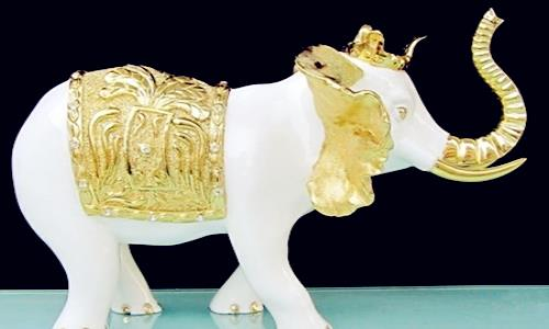 Cóc ngậm tiền hay ngọc, hay còn gọi là tì hưu là biểu tượng của tài lộc và điềm lành. Ngoài ra, nó cũng là vật phẩm mang tới sự may mắn trong công việc làm ăn, bình an cho gia đạo theo quan điểm phong thủy.