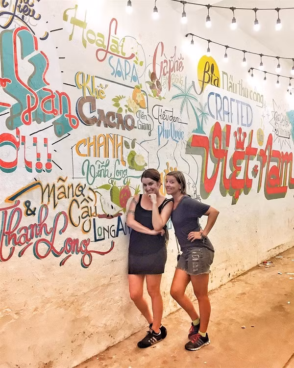 Không chỉ thu hút các bạn trẻ Việt Nam mỗi khi đi qua đây mà con hẻm này còn gây hứng thú với các bạn nước ngoài check-in.