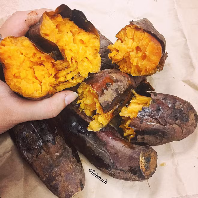 Nhưng để khoai nướng trở thành là món ăn vặt nổi bật, có độ phủ sóng cao thì chỉ có khoai mật Đà Lạt mới làm được. Trong năm 2017, món khoai mật nướng được ưa thích đến độ ngay cả trong mùa hè, rất nhiều người vẫn chọn món này để ăn chơi. Thậm chí vào mùa hè, một số tiệm bán khoai mật chuyên nghiệp còn chế ra món khoai mật ủ lạnh để chống ngán cho thực khách.