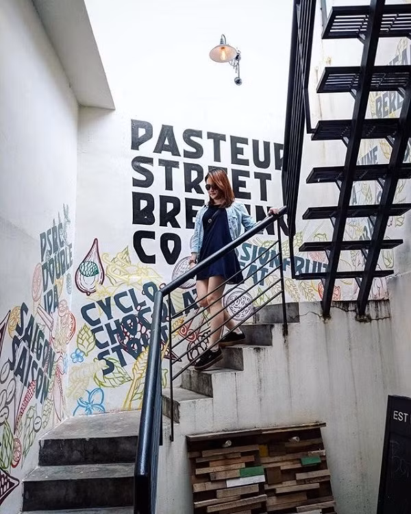 Cầu thang đi lên cũng được tô vẽ vô cùng chất.