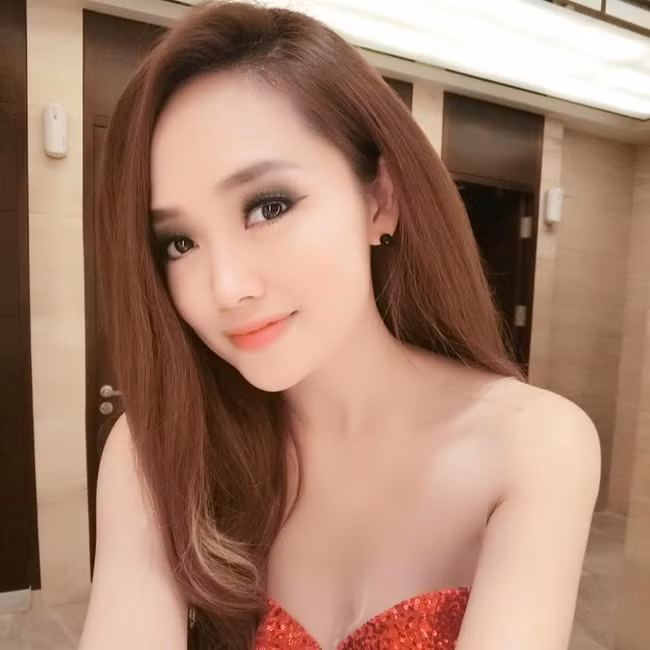 Cô là MC của các chương trình như: Chìa khóa thành công – CEO, Mua sắm thú vị, Tạp chí đẹp, không gian nghệ thuật VTV1, Ngẫu hứng Tóc Style TV…