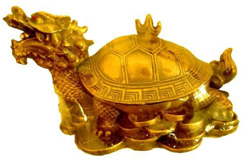 Bộ tứ linh, trong đó có rùa thường được thờ cúng trong các đền chùa vì nó có khả năng trấn áp tà khí và xua đuổi vận rủi của những người tới đó cầu xin. Các vật phẩm hình rùa mang tác dụng hộ mệnh, cân bằng phong thủy trong nhà hoặc đem tới sự trường thọ dài lâu.
